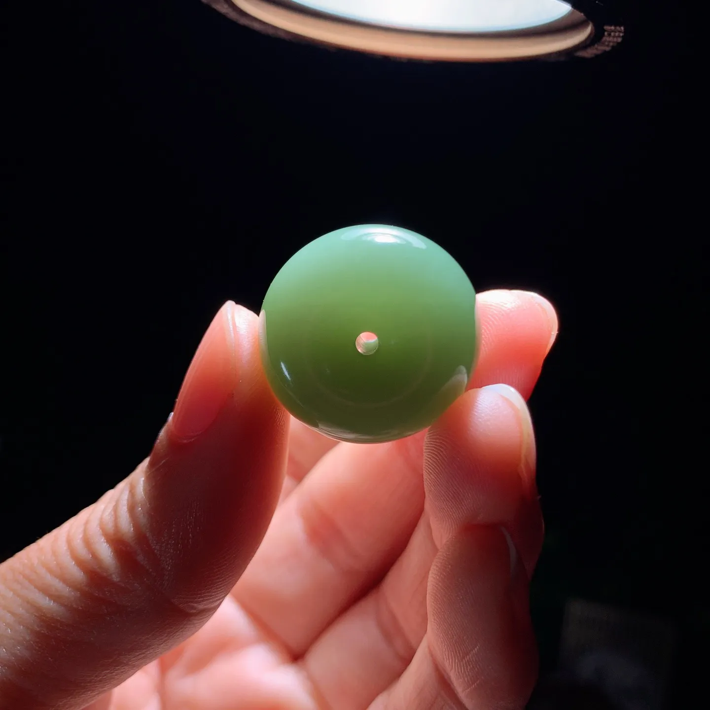 和田玉粉青俄罗斯碧玉平安扣挂件。尺寸23/14重14克。玉质细腻油润。手推出油。佩戴高端典雅。lt251220