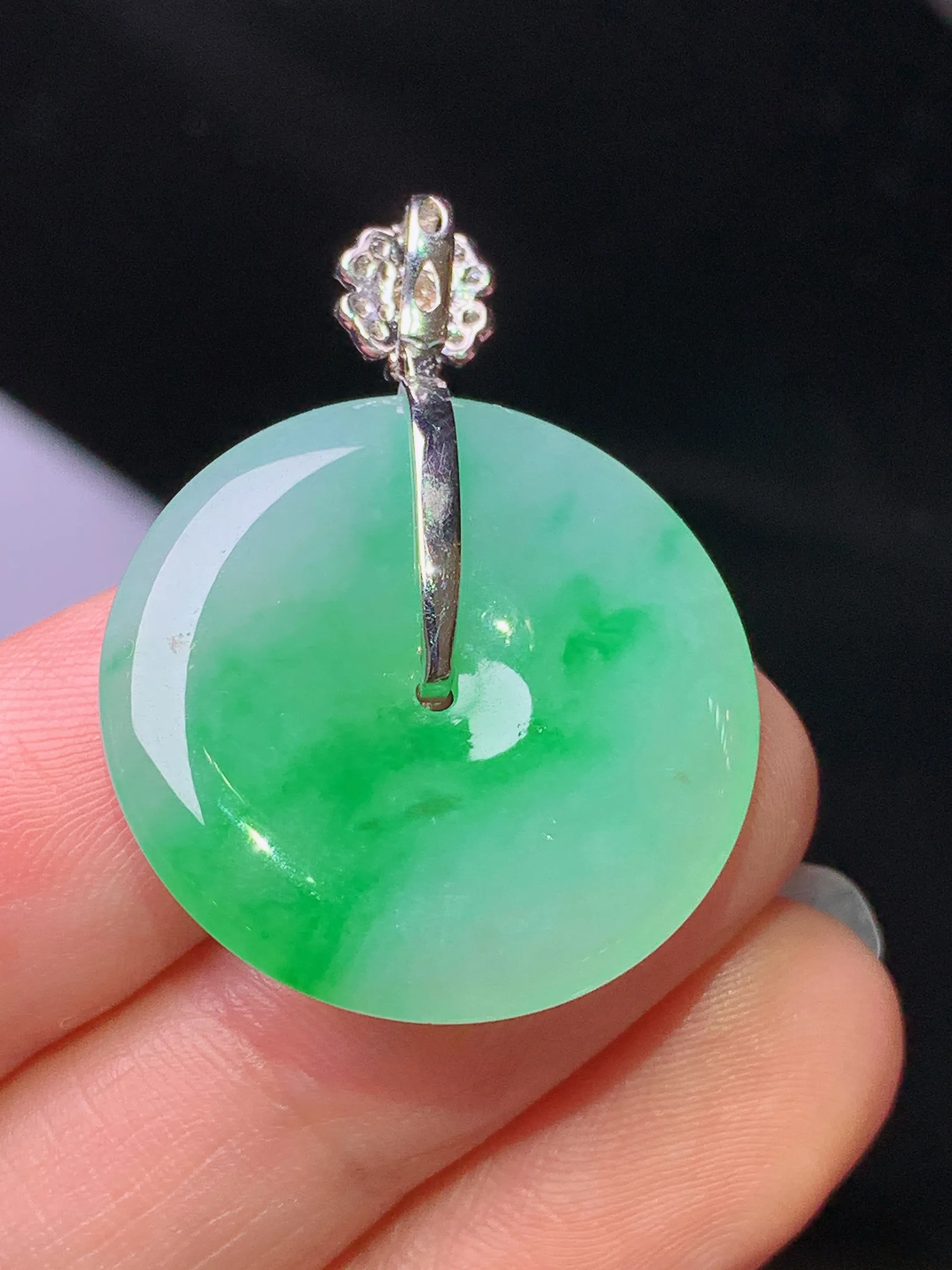 18k金钻镶嵌翠绿平安扣吊坠 玉质细腻 色泽清新艳丽 整体尺寸33.2*24.8*4.3