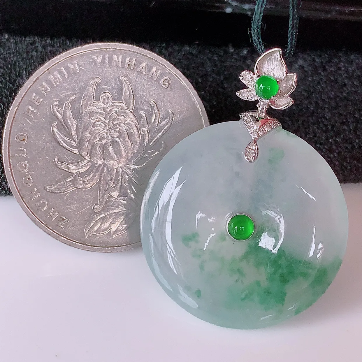 自然光实拍，18K金镶嵌冰种飘花翡翠平安扣吊坠，玉扣，冰润光泽，寓意平平安安，平安扣佩戴时尚漂亮！#1.20整体31.8*23.5*6.2裸石23.5*23.5