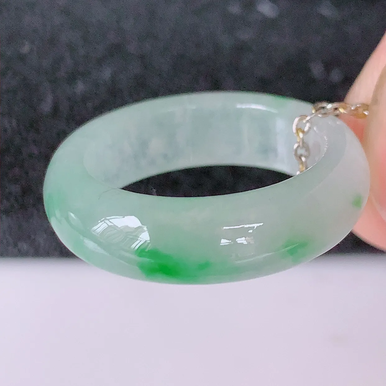 自然光实拍，16.6mm内径冰种飘绿翡翠指环，玉戒指，玉质莹润，好精美好冰润的指环，13圈口，上手纤巧！#1.20尺寸16.6*5.6*3.2mm