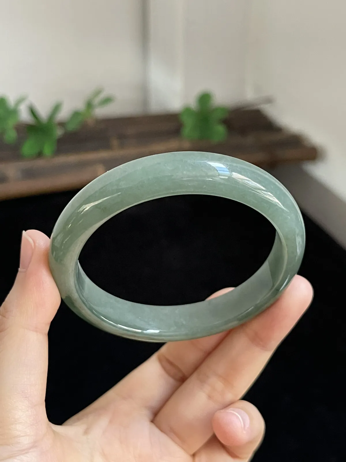 正圈56.5圈口，翡翠糯化种淡绿色手镯