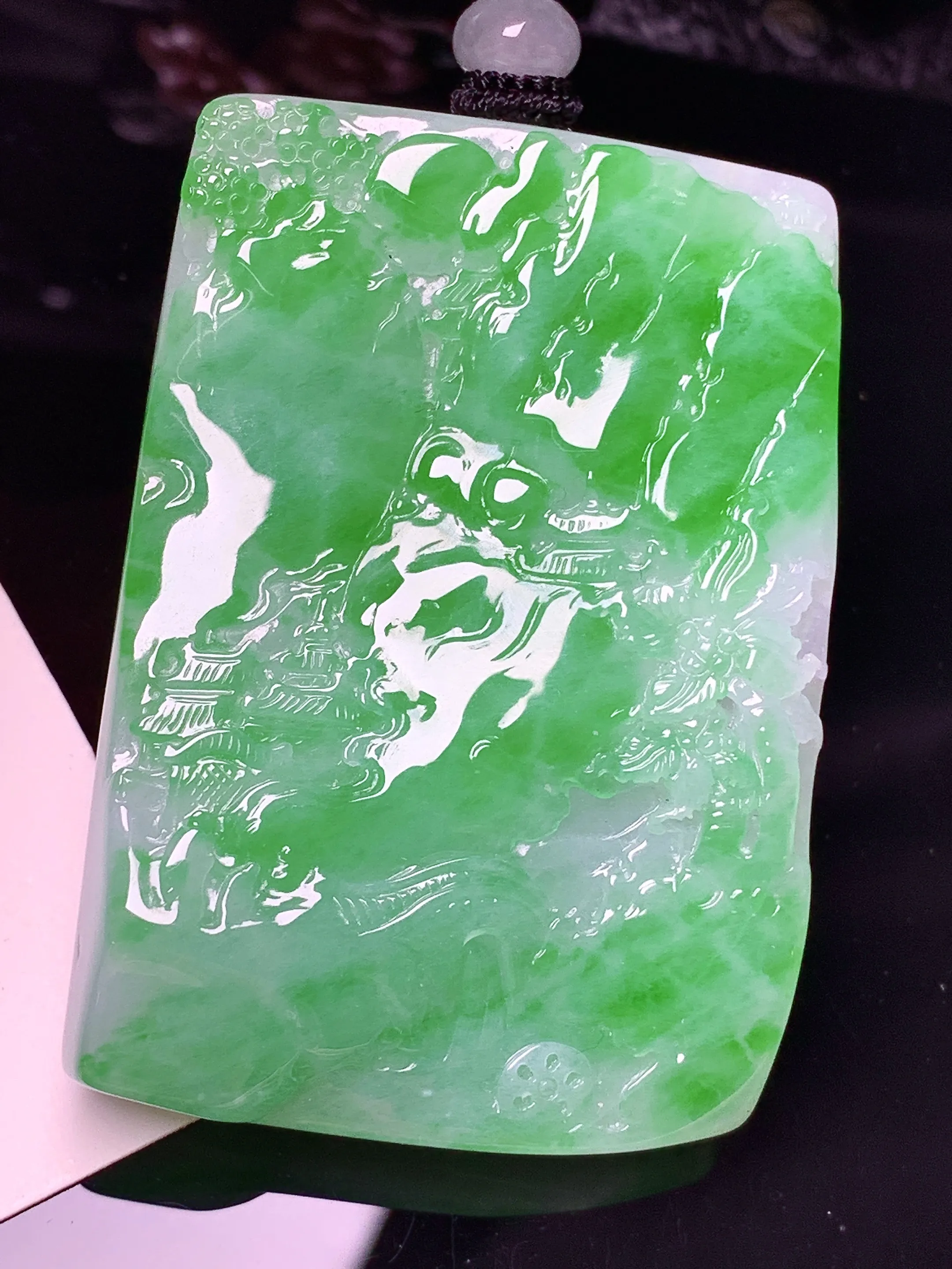 翠绿山水牌子吊坠 玉质细腻 色泽清新艳丽 整体尺寸51*35.6*11.7