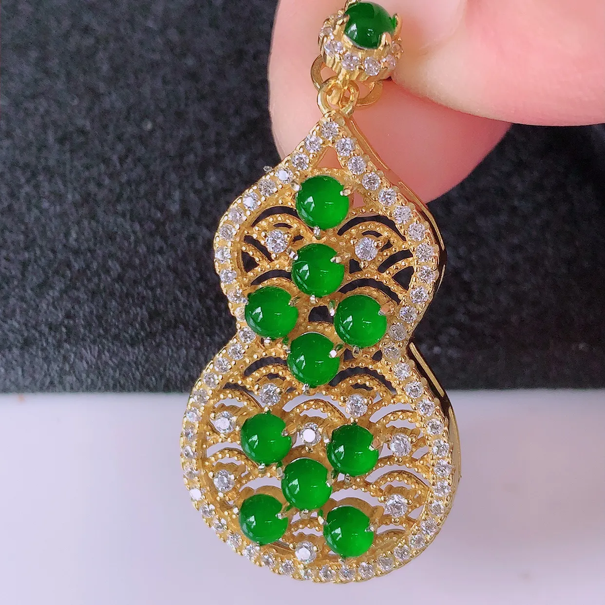 冰透满绿翡翠925银镶嵌福禄葫芦吊坠，自然光实拍，翠色灵动，颜色漂亮，种老水足，品相佳，佩戴佳品！#97.20整体37*19.5*6裸石3*3