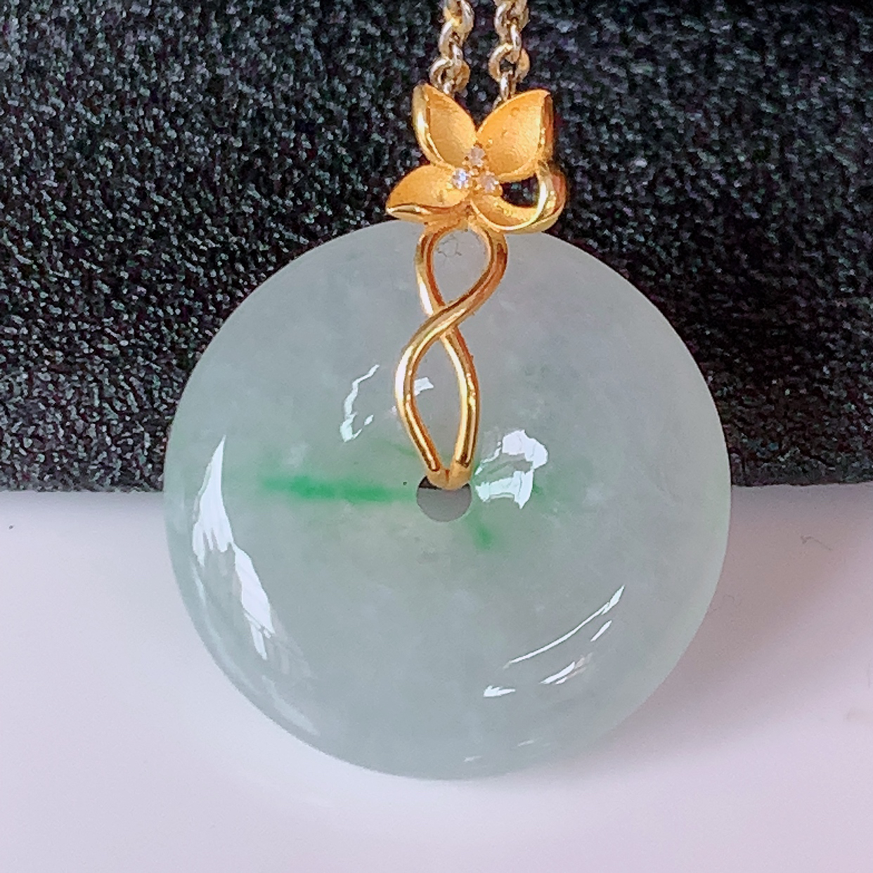 18K金镶嵌冰种飘绿翡翠平安扣吊坠，水润光泽，寓意平平安安，佩戴时尚漂亮！#1.20