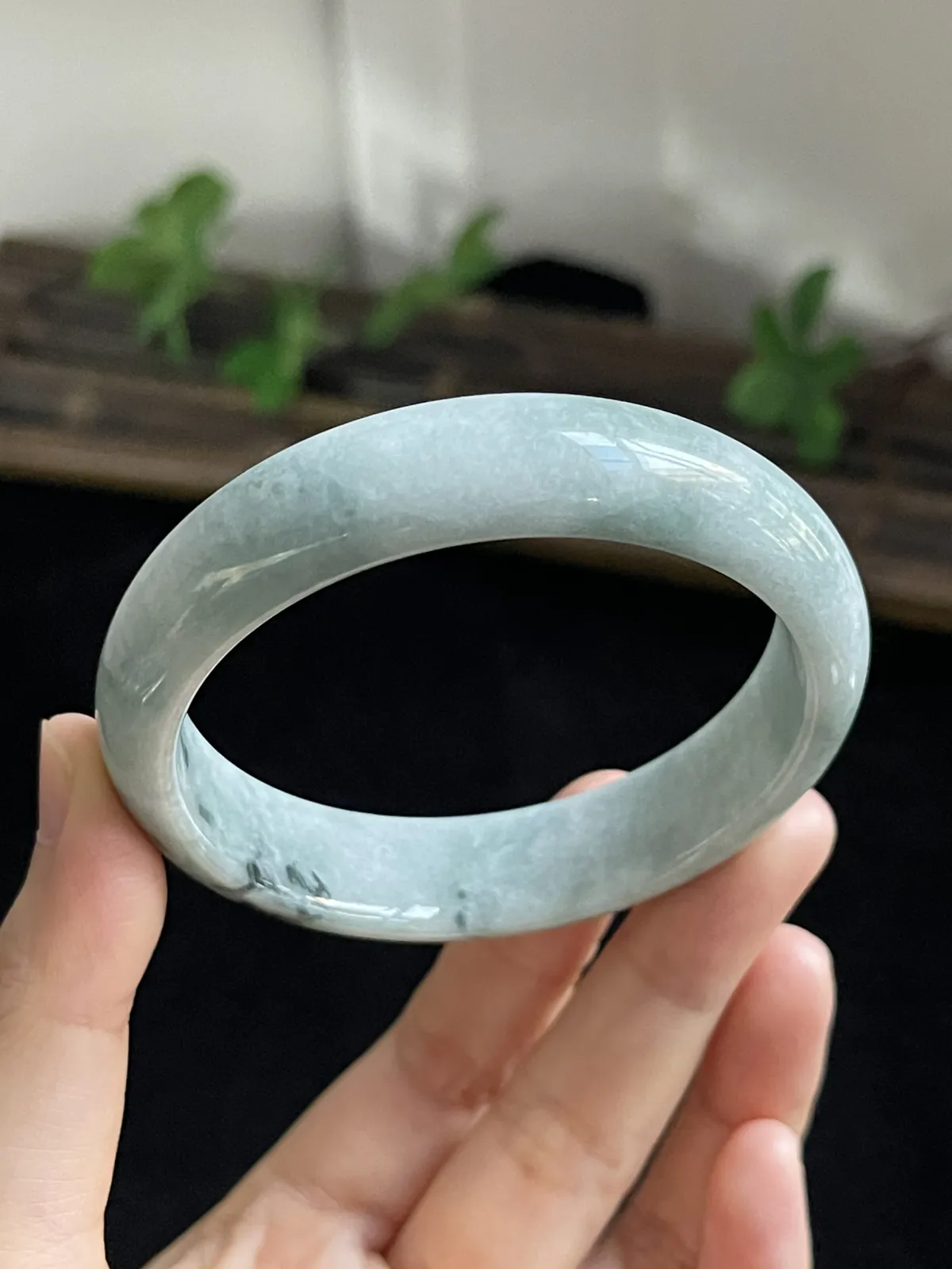 正圈57.2圈口，翡翠手镯，种老肉细，飘三抹绿花灵动漂亮