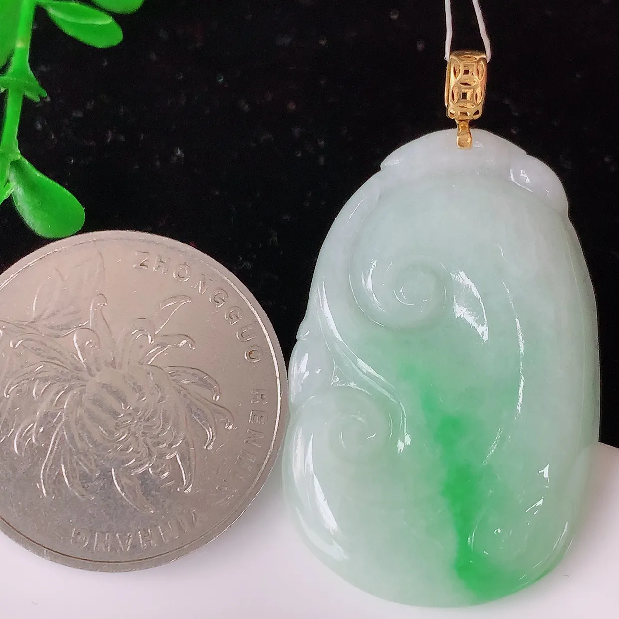 18K金镶嵌水润飘绿翡翠如意吊坠，简单的镶嵌设计、让玉坠百搭又精致，寓意着吉祥，事事如意！#35.20