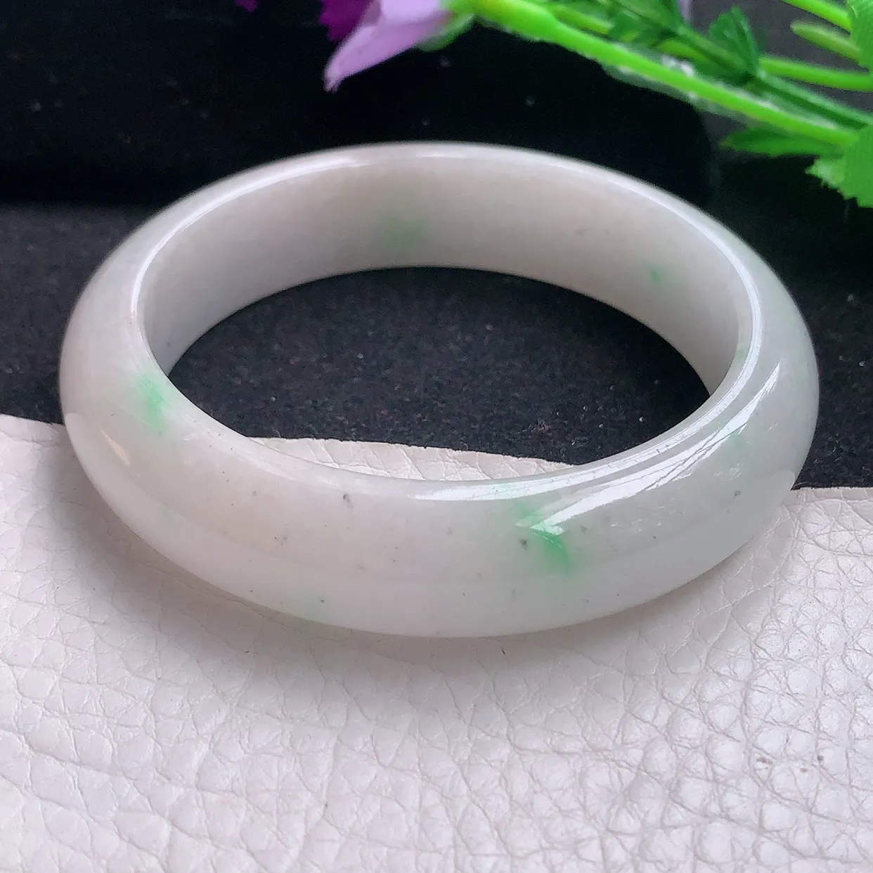 ee自然光55*14*8.4平安镯 缅甸翡翠A货飘绿宽边玉手镯玉手环