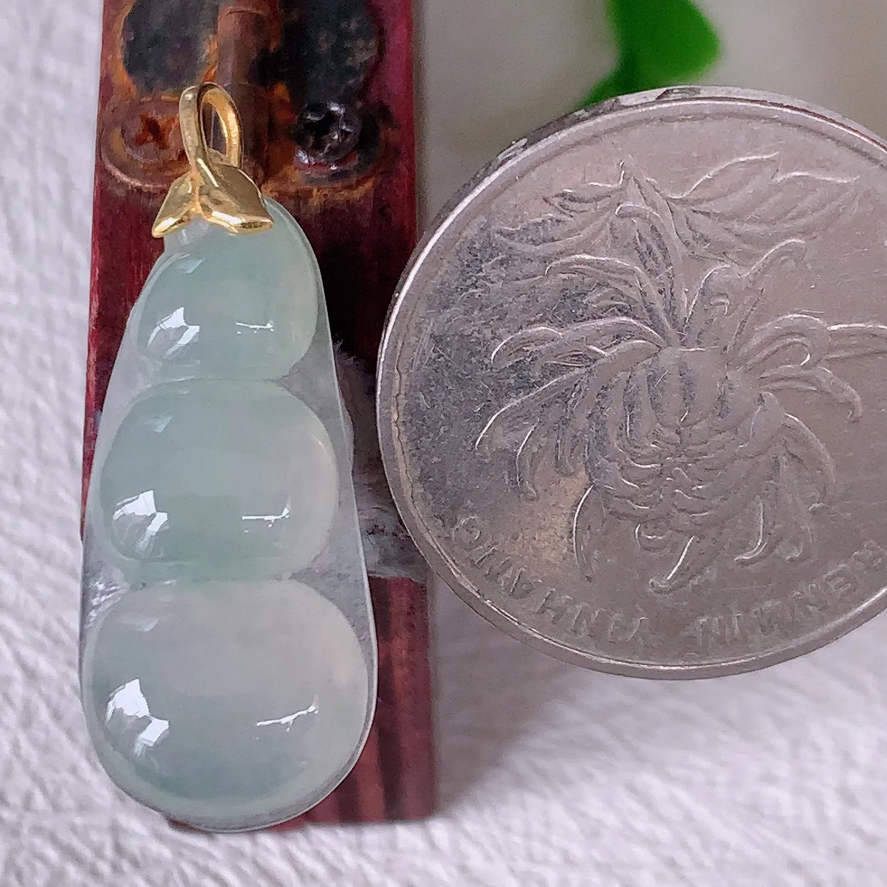 18K金镶嵌冰种翡翠四季豆吊坠，平安豆福豆玉坠，冰润通透，豆粒饱满，寓意：豆蔻年华！#12.28