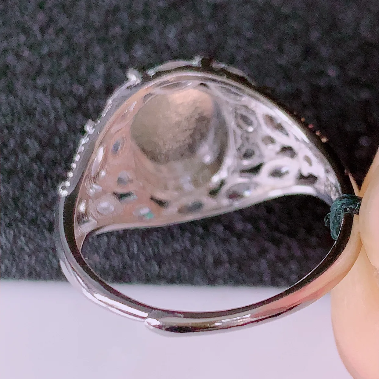 冰透满绿翡翠925银镶嵌戒指，自然光实拍，翠色灵动，颜色漂亮，种老水足，品相佳，佩戴佳品！#97.20（圈口可调大小）整体23*17*5.5裸石10/7.8