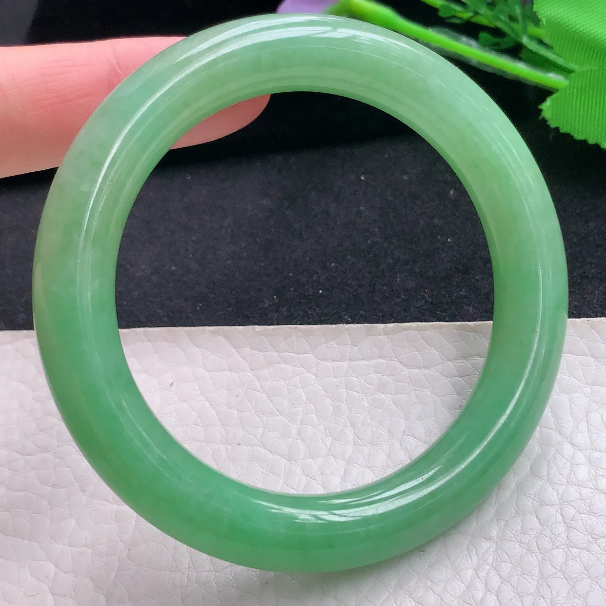 yh自然光56.5*10.6美人镯 翡翠玉手镯水润满绿圆条玉手环 美人镯