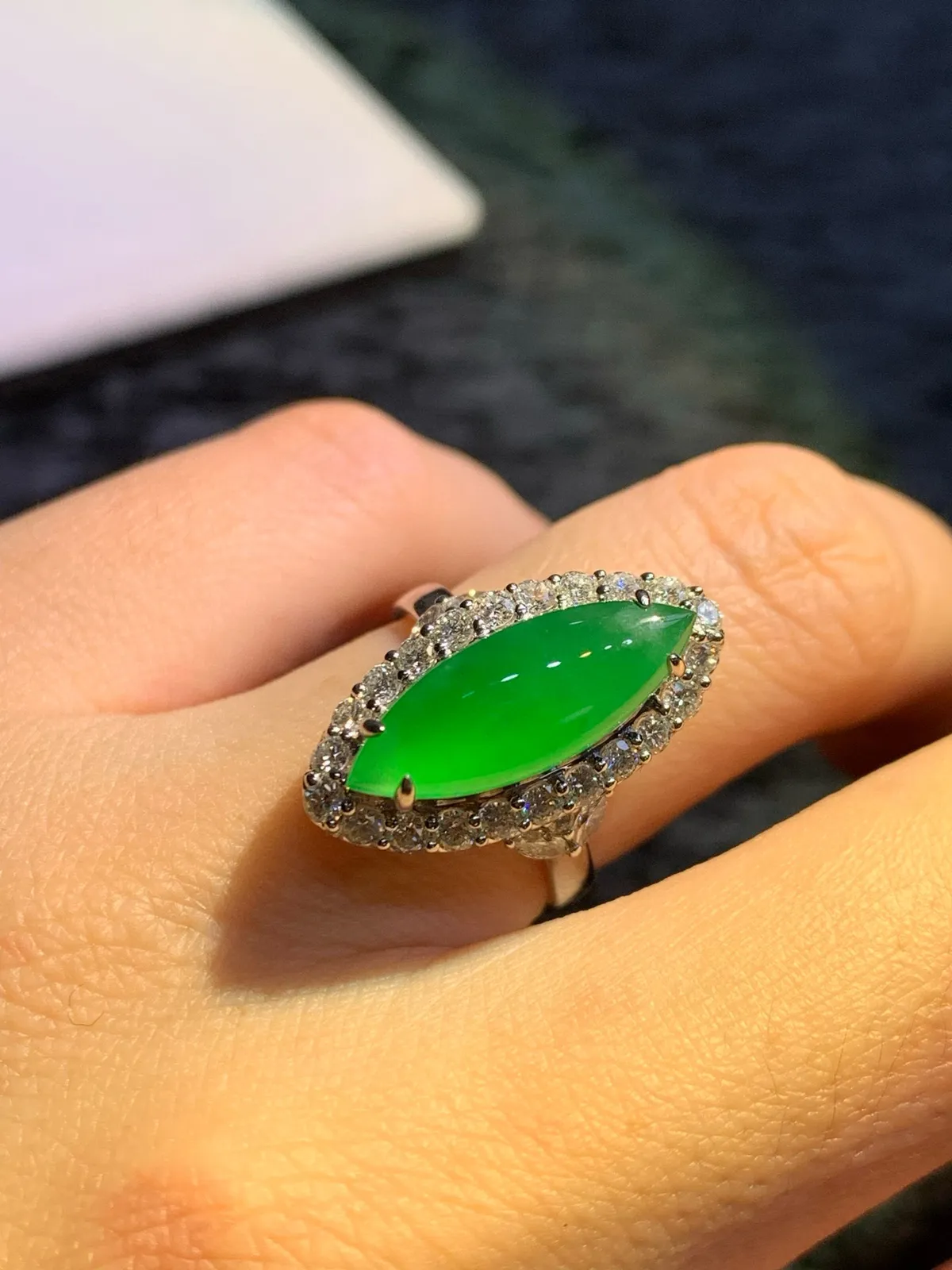 天然缅甸A货翡翠，马眼戒指
18K金镶嵌钻石