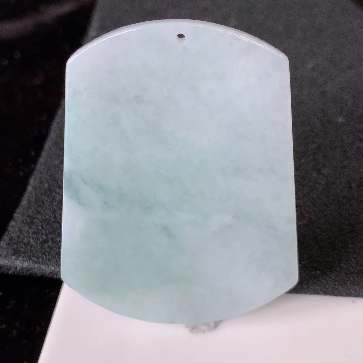 自然光实拍，冰胶淡绿翡翠平安无事牌吊坠，翠色灵动，种老水足，寓意好，品相佳，佩戴佳品！#60.20