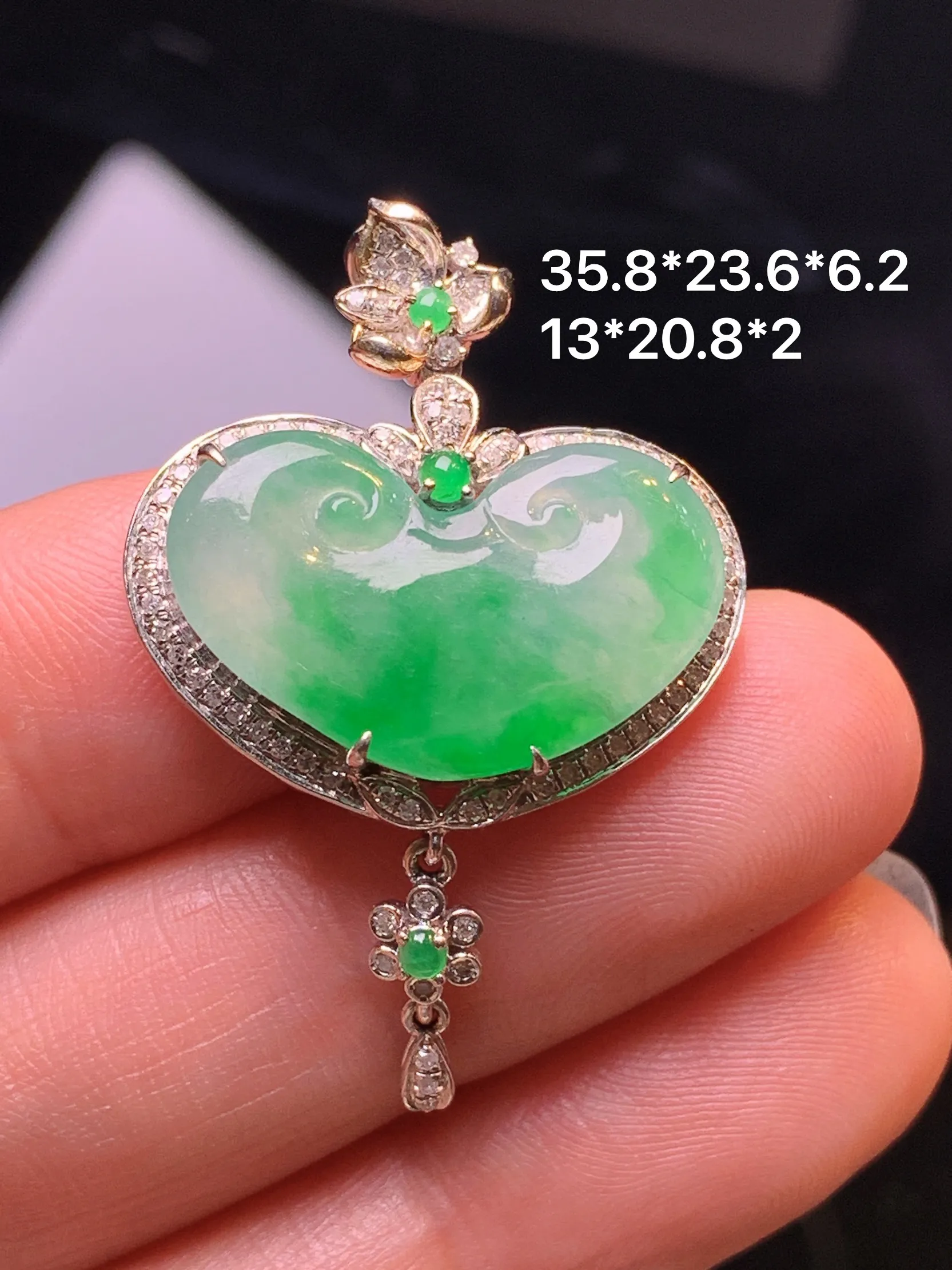 18k金钻镶嵌翠绿如意吊坠 玉质细腻 色泽清新艳丽 整体尺寸35.8*23.6*6.2