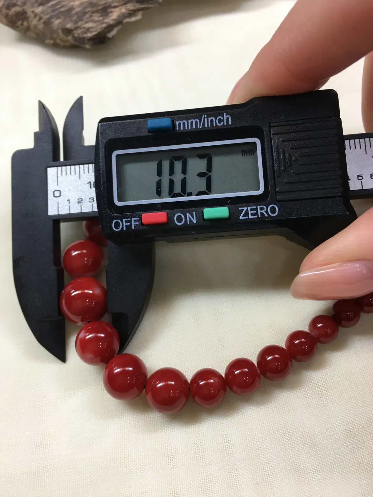 【天然日本阿卡红珊瑚10.3mm圆珠塔链款】难得高瓷度，整条少虫眼少白芯的阿卡圆珠。整条深红颜色，珠子直径10.3-5.3mm，每颗珠子均为天然的珊瑚，珊瑚自古就为佛教珍宝，深海千年有机宝石！收藏价值高、可传承！总重15.27克！追求品质者的福音！实物漂亮！