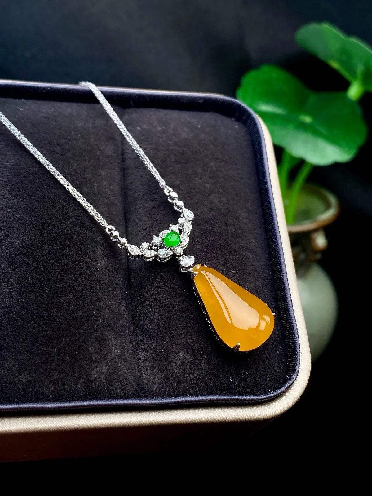 【冰种黄翡水滴吊坠】质地细腻，冰润透亮，光泽出众，18k金钻镶嵌，裸石尺寸16.5*9.8*4.3毫