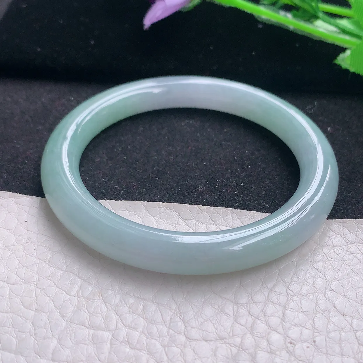 n自然光53*8.2*8.5美人镯 翡翠A货玉手镯浅绿水润圆条玉手环 叮当镯