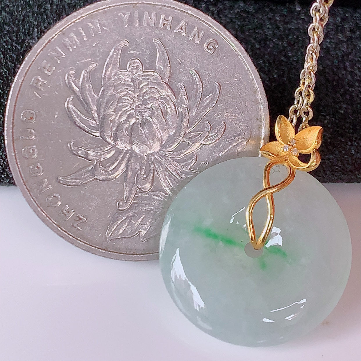 18K金镶嵌冰种飘绿翡翠平安扣吊坠，水润光泽，寓意平平安安，佩戴时尚漂亮！#1.20