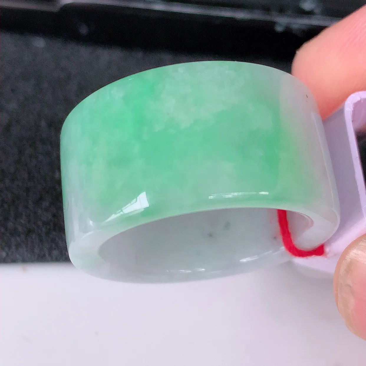 自然光实拍，21.3mm内径飘绿翡翠扳指，冰润指环，玉扳指，戒指，财源滚滚，玉质细腻起胶，27圈口，