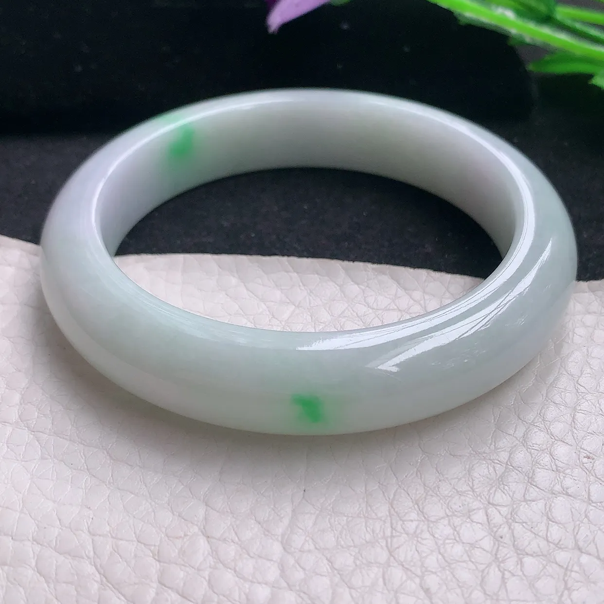 xx自然光57.5*13*9平安镯 翡翠A货水润飘绿宽边玉手镯玉手环