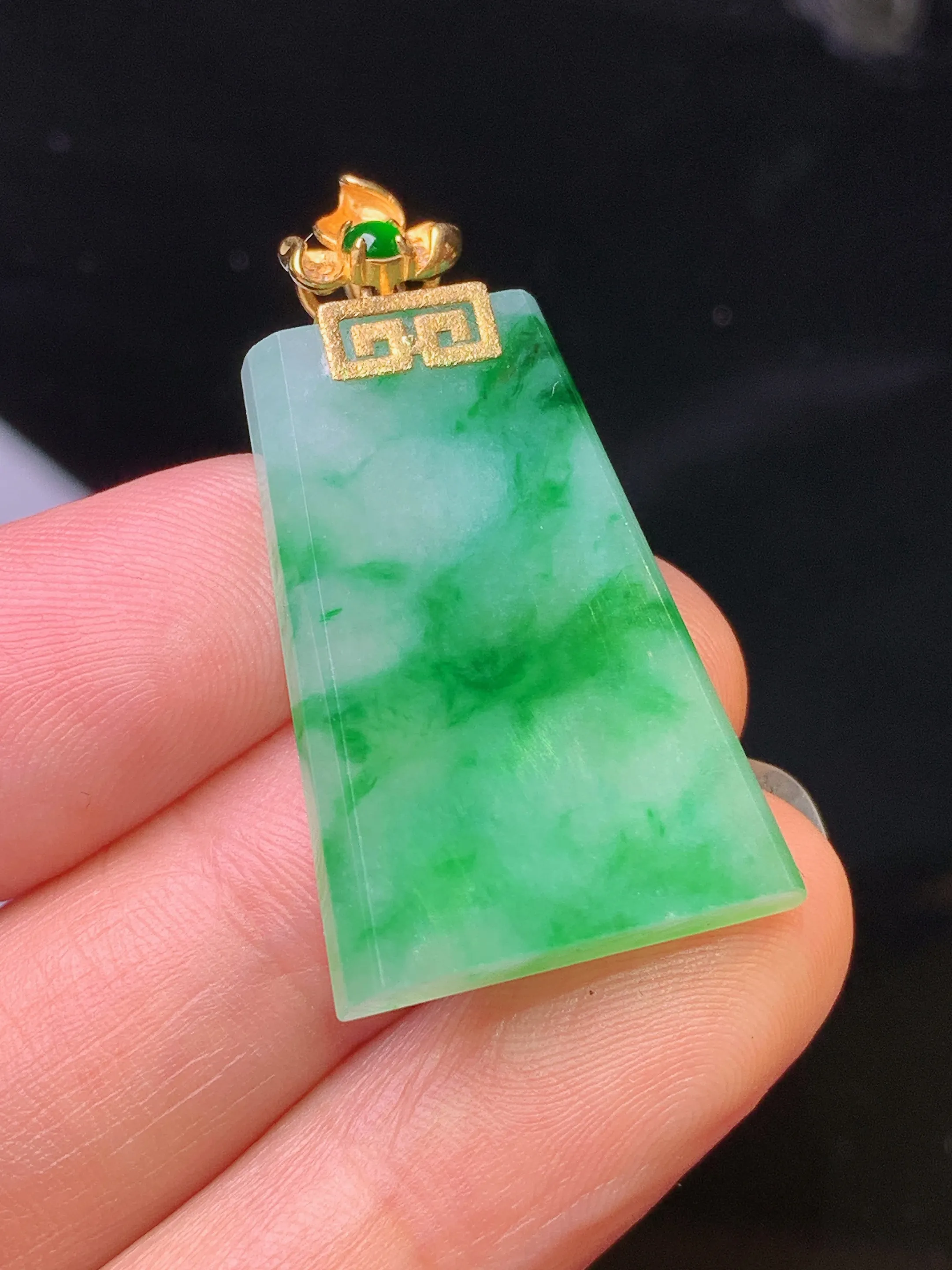 18k金镶嵌飘绿无事牌吊坠 玉质细腻 色泽清新艳丽 整体尺寸36*19.5*3.8