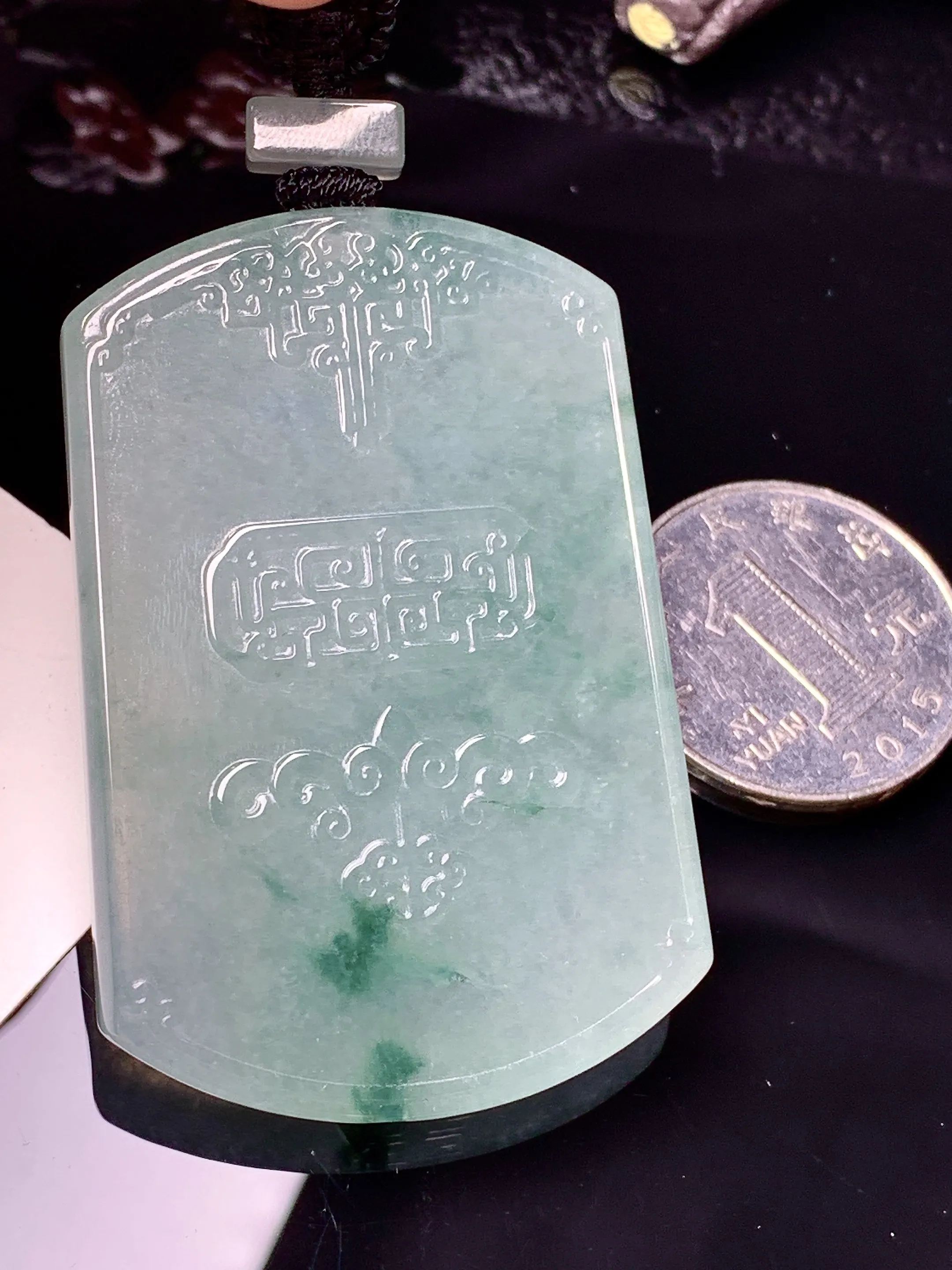 飘绿无事牌吊坠 玉质细腻 色泽清新艳丽 整体尺寸54.3*36.8*5.8