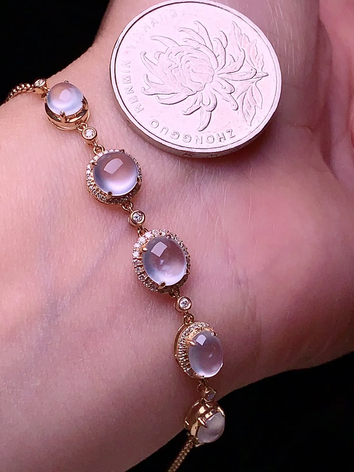 18k金钻镶嵌玻璃种蛋面手链 玉质细腻 色泽艳丽 整体尺寸65.8*8.2*5.8