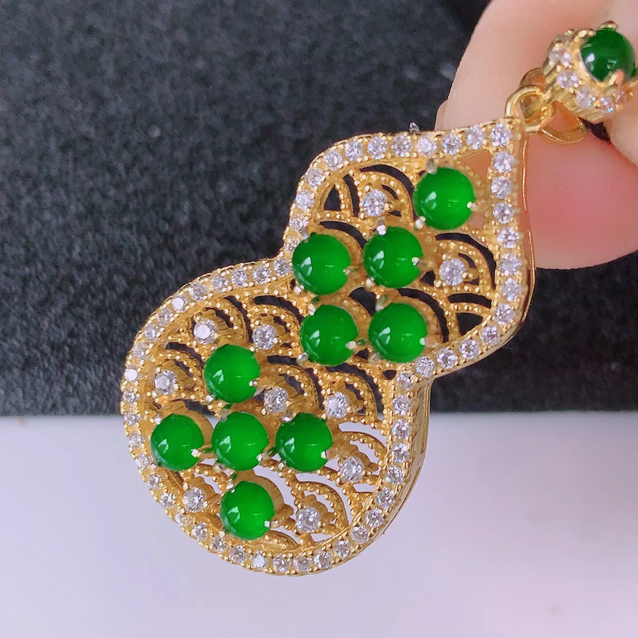 冰透满绿翡翠925银镶嵌福禄葫芦吊坠，自然光实拍，翠色灵动，颜色漂亮，种老水足，品相佳，佩戴佳品！#