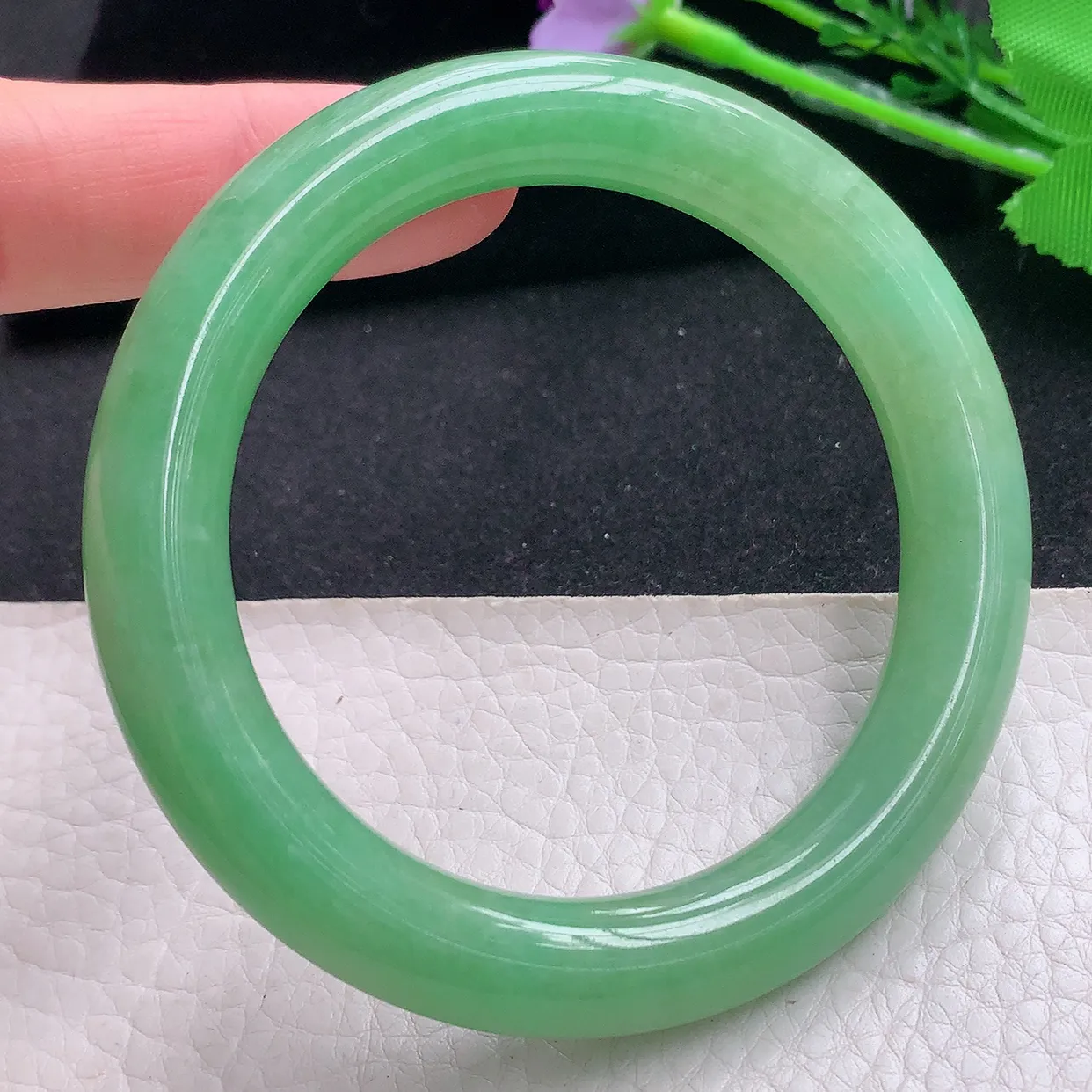 yh自然光56.5*10.6美人镯 翡翠玉手镯水润满绿圆条玉手环 美人镯