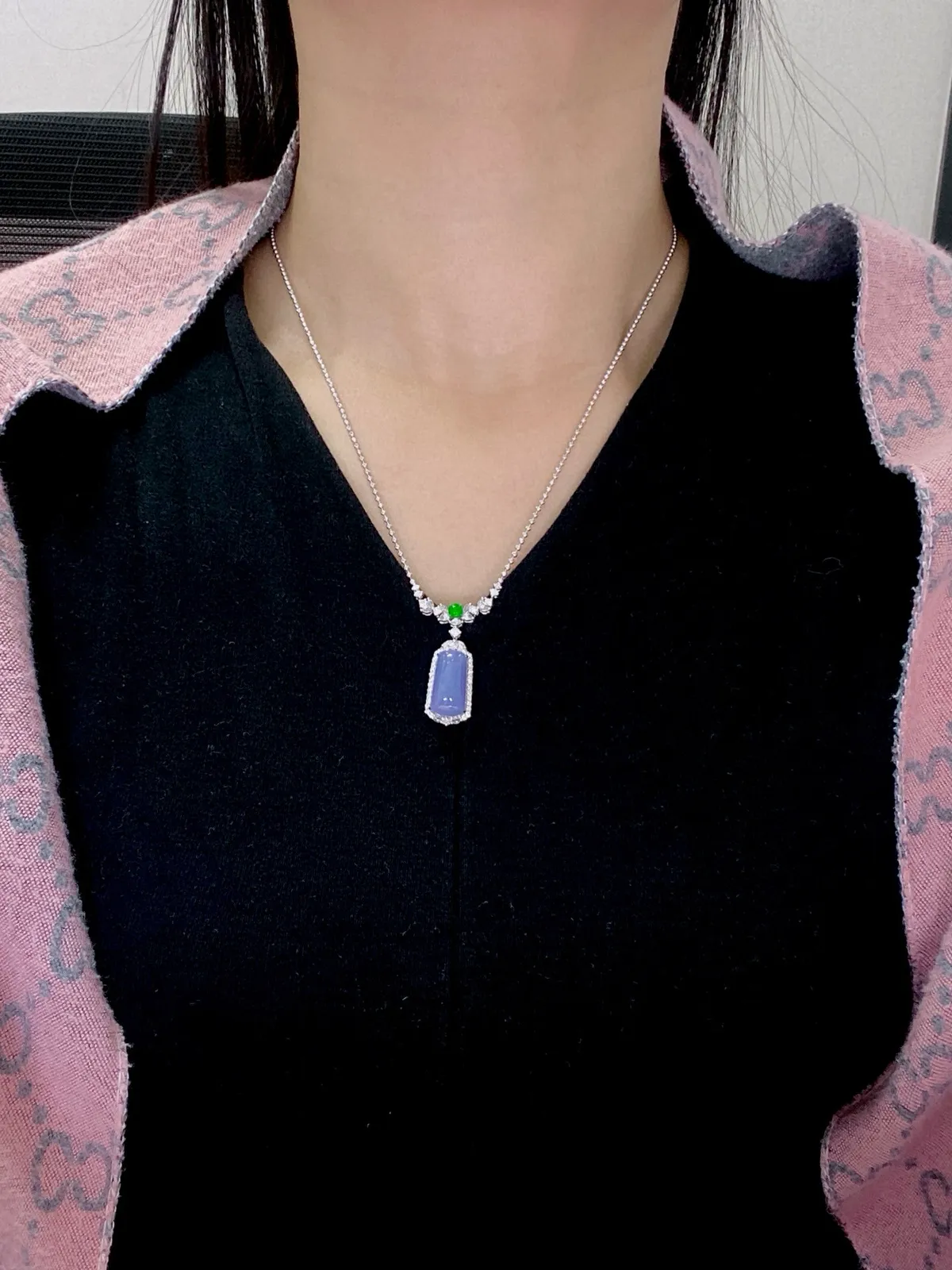 【冰种紫无事牌吊坠】质地细腻，光泽度不错，18k金钻镶嵌，裸石尺寸15.8*8.2*5毫米