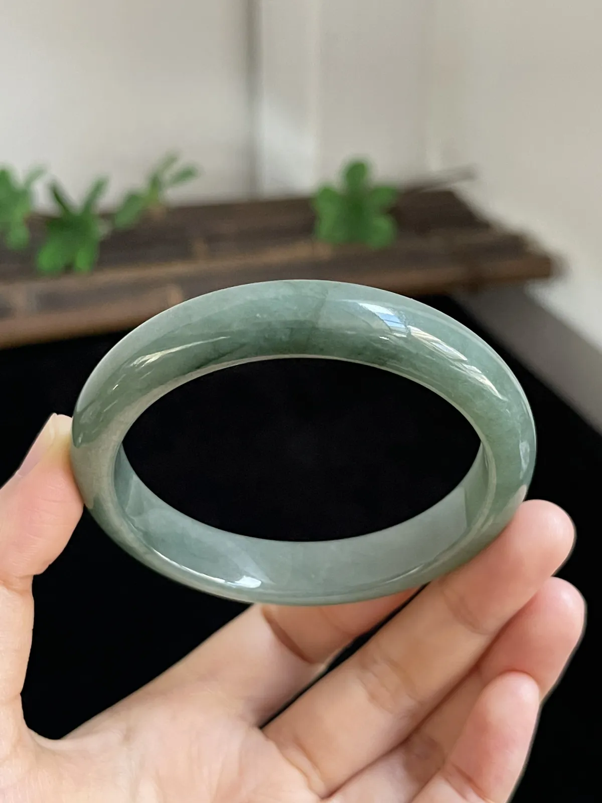 正圈56.5圈口，翡翠糯化种淡绿色手镯