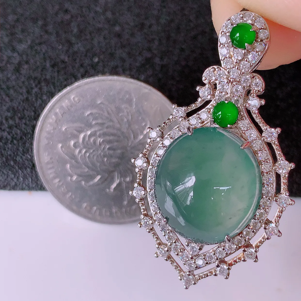 大颗冰透满绿翡翠925银镶嵌吊坠，自然光实拍，翠色灵动，颜色漂亮，种老水足，品相佳，佩戴佳品！#97.20整体36.5*21*8.5裸石14.5*13.5