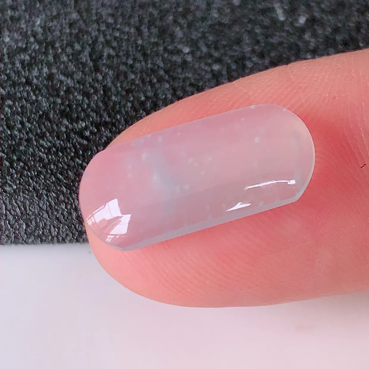 自然光实拍，冰种雪花棉翡翠马鞍戒面，蛋面，翠色灵动，玉质细腻，颜色漂亮，品相佳，佩戴佳品！#00.20尺寸17*7.2*3mm