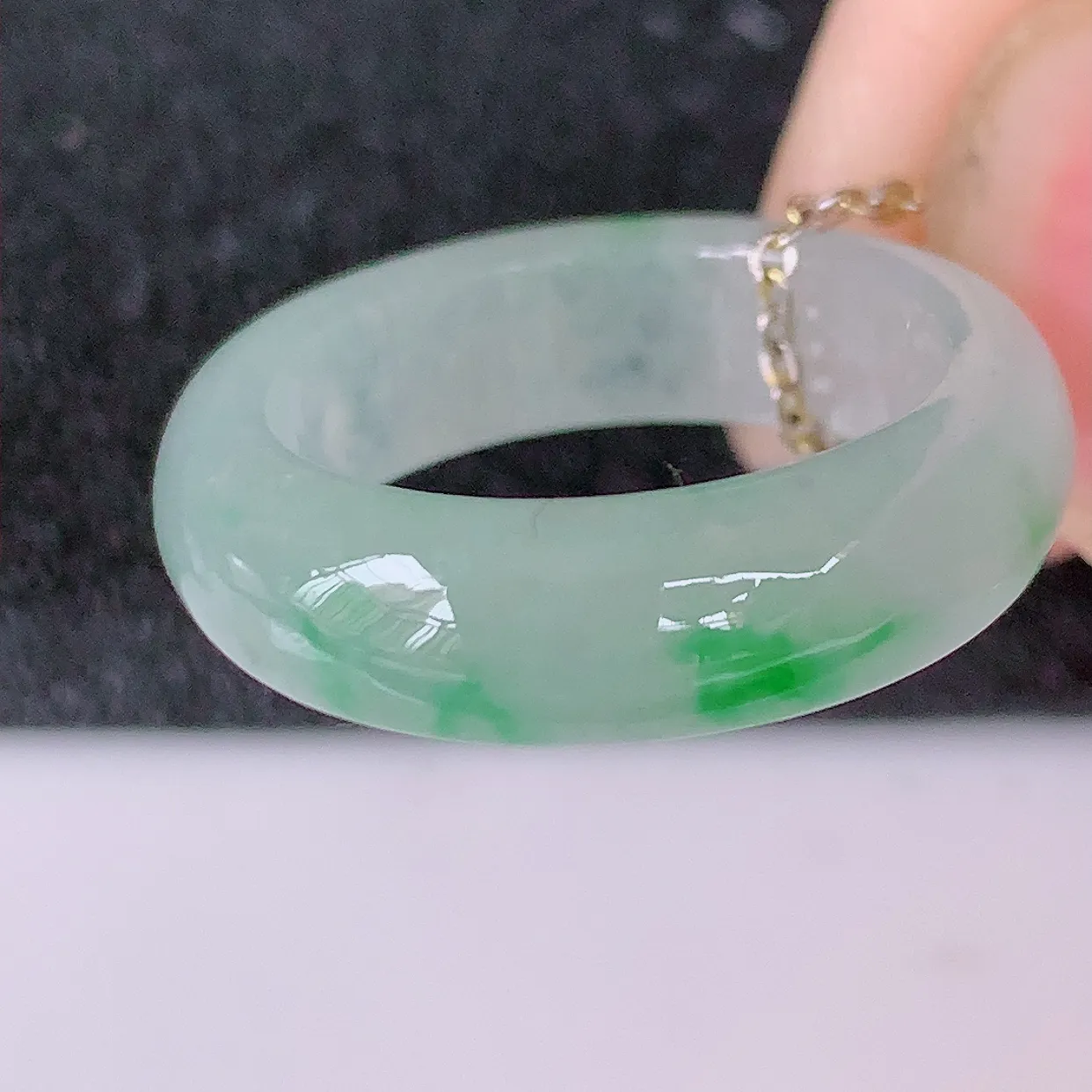 自然光实拍，16.6mm内径冰种飘绿翡翠指环，玉戒指，玉质莹润，好精美好冰润的指环，13圈口，上手纤