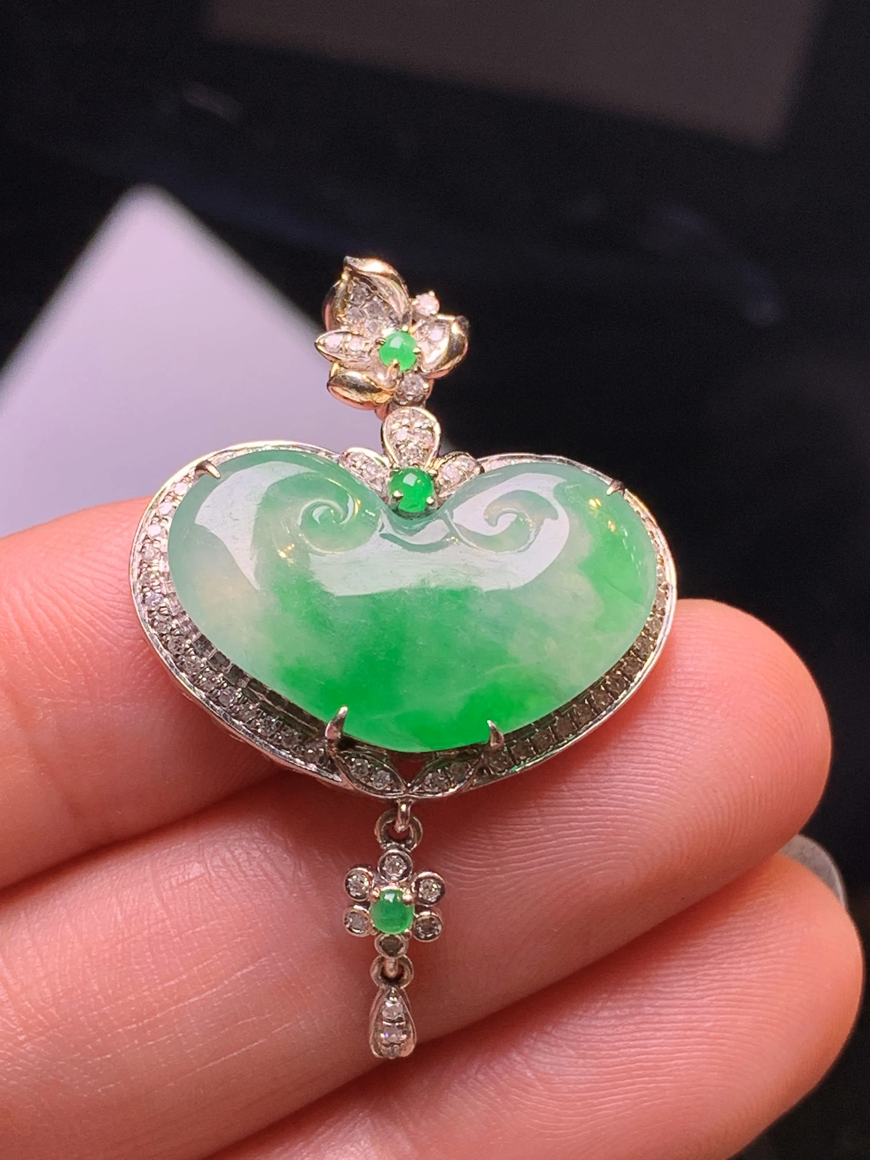 18k金钻镶嵌翠绿如意吊坠 玉质细腻 色泽清新艳丽 整体尺寸35.8*23.6*6.2