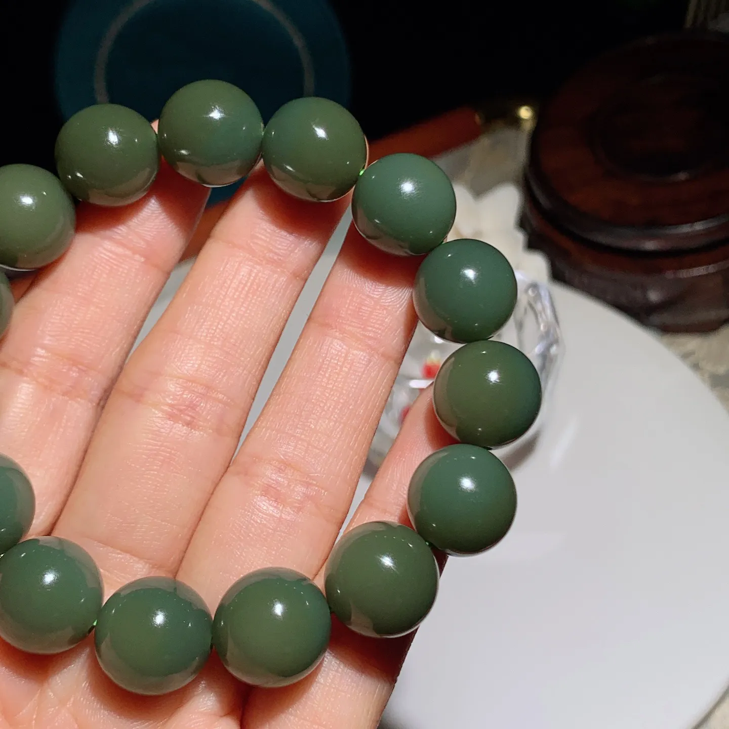 新疆和田玉塔青圆珠手串。单颗尺寸14重64.5克。玉质细腻油润。手推出油。佩戴高端典雅。lt251220