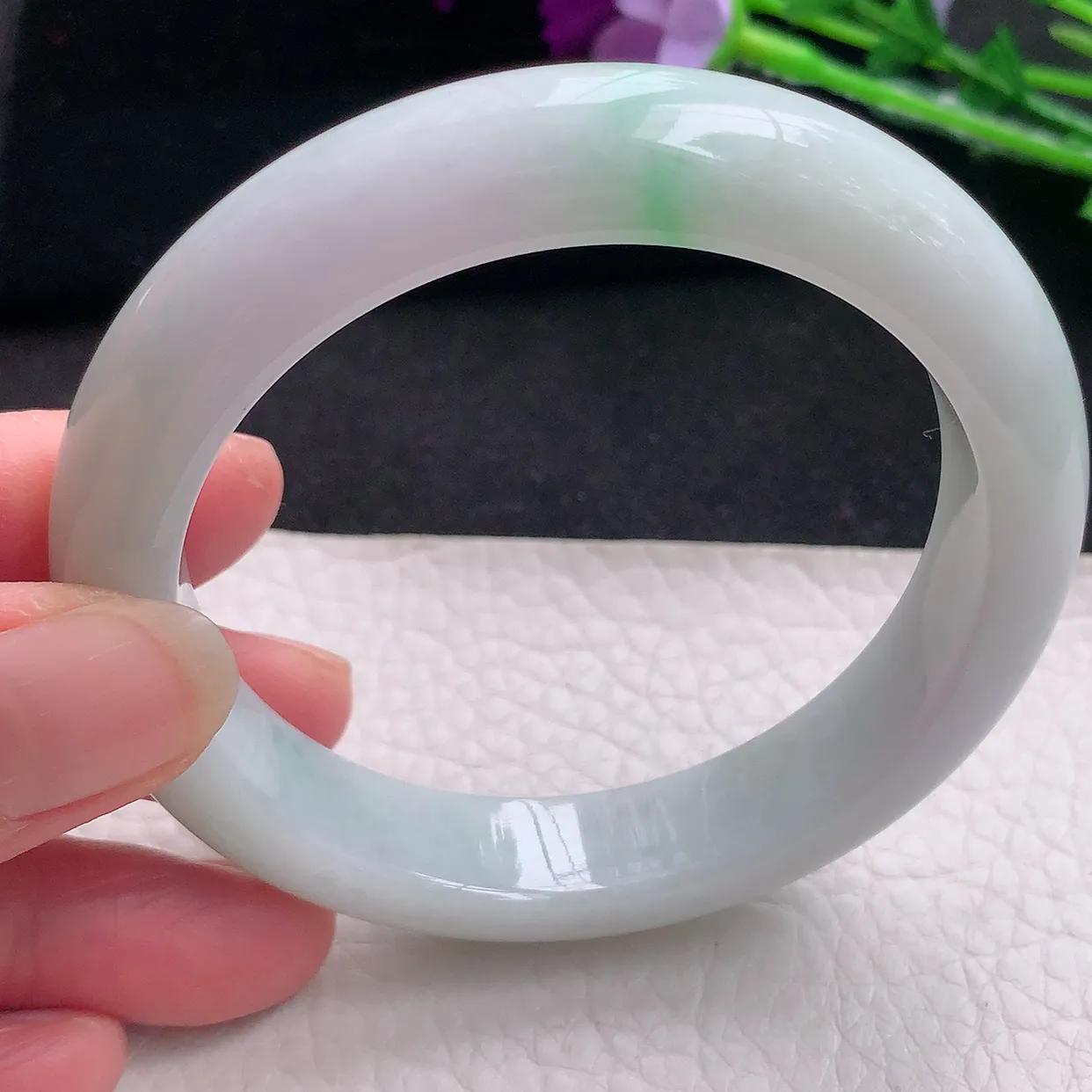 xx自然光57.5*13*9平安镯 翡翠A货水润飘绿宽边玉手镯玉手环