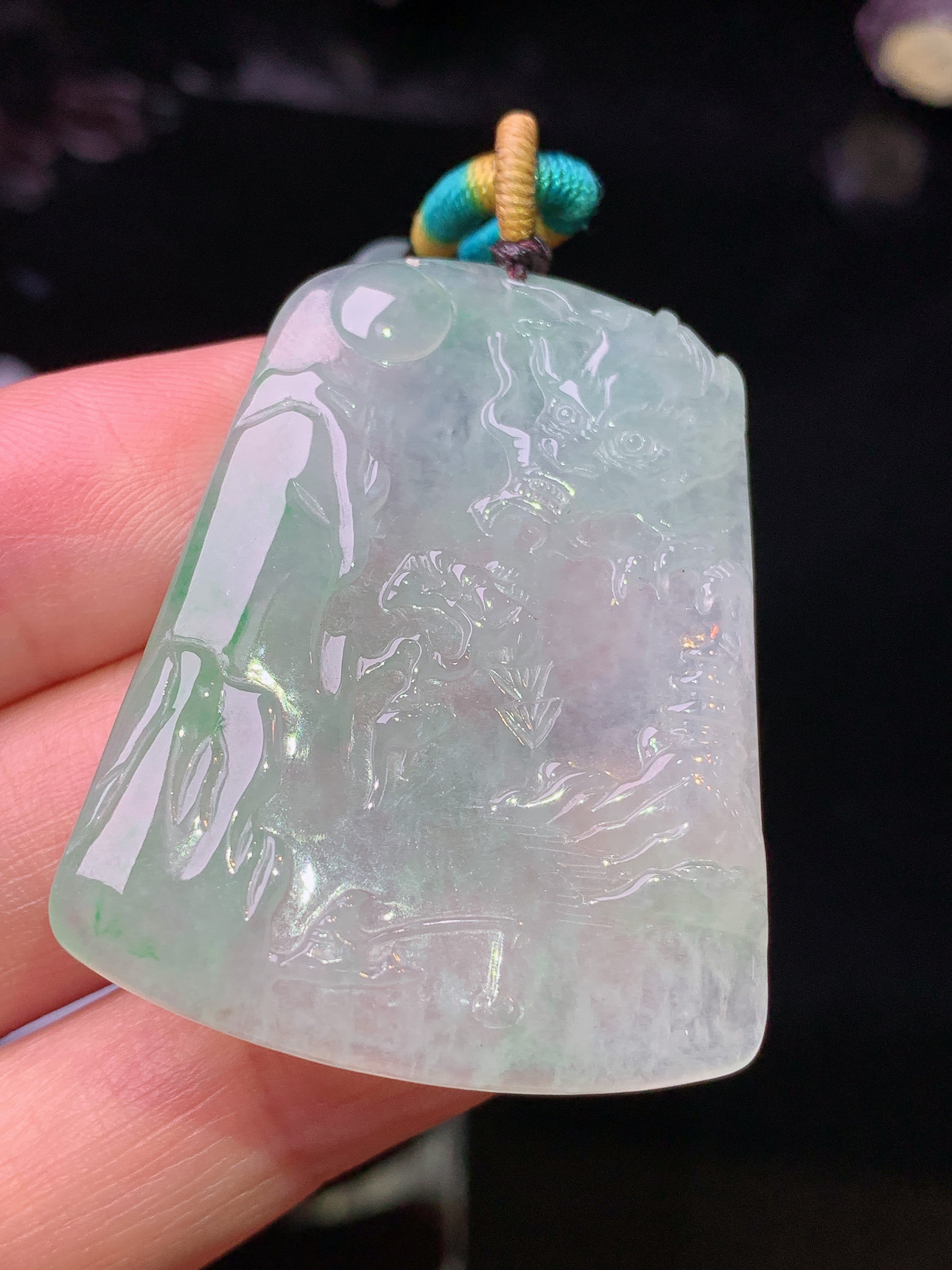 冰种飘绿山水龙牌吊坠 玉质细腻 色泽清新艳丽 整体尺寸41.2*32.2*4.5