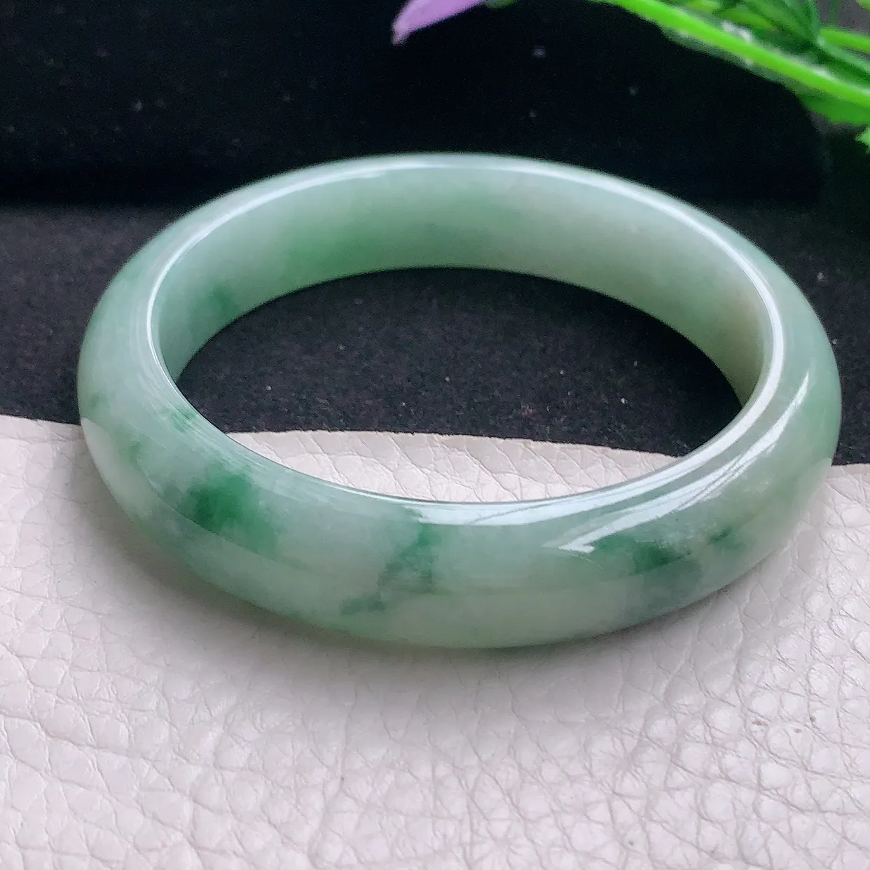 js自然光56.5*13*7.8美人镯 缅甸翡翠a货水润飘花宽边玉手镯玉手环