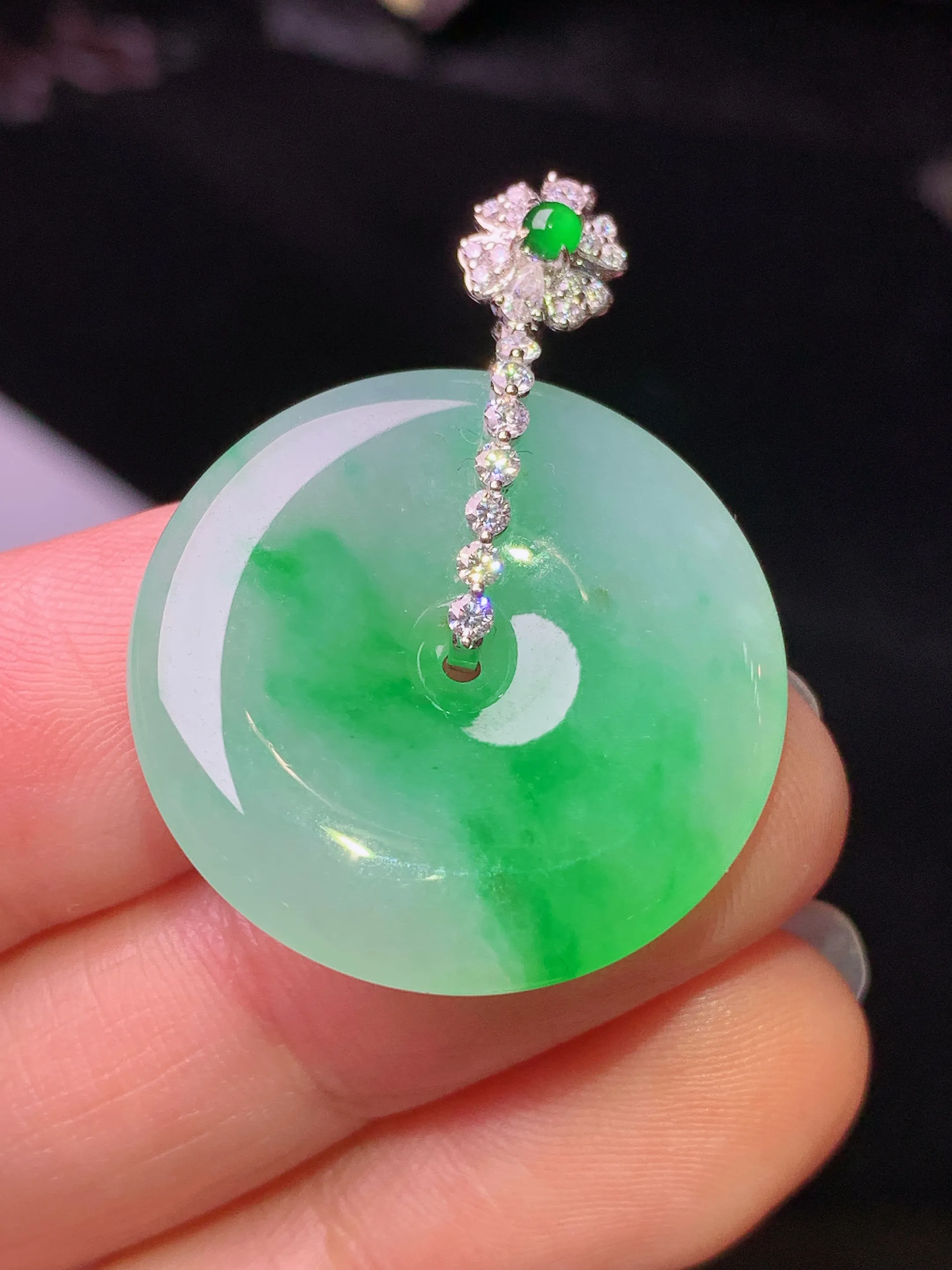 18k金钻镶嵌翠绿平安扣吊坠 玉质细腻 色泽清新艳丽 整体尺寸33.2*24.8*4.3