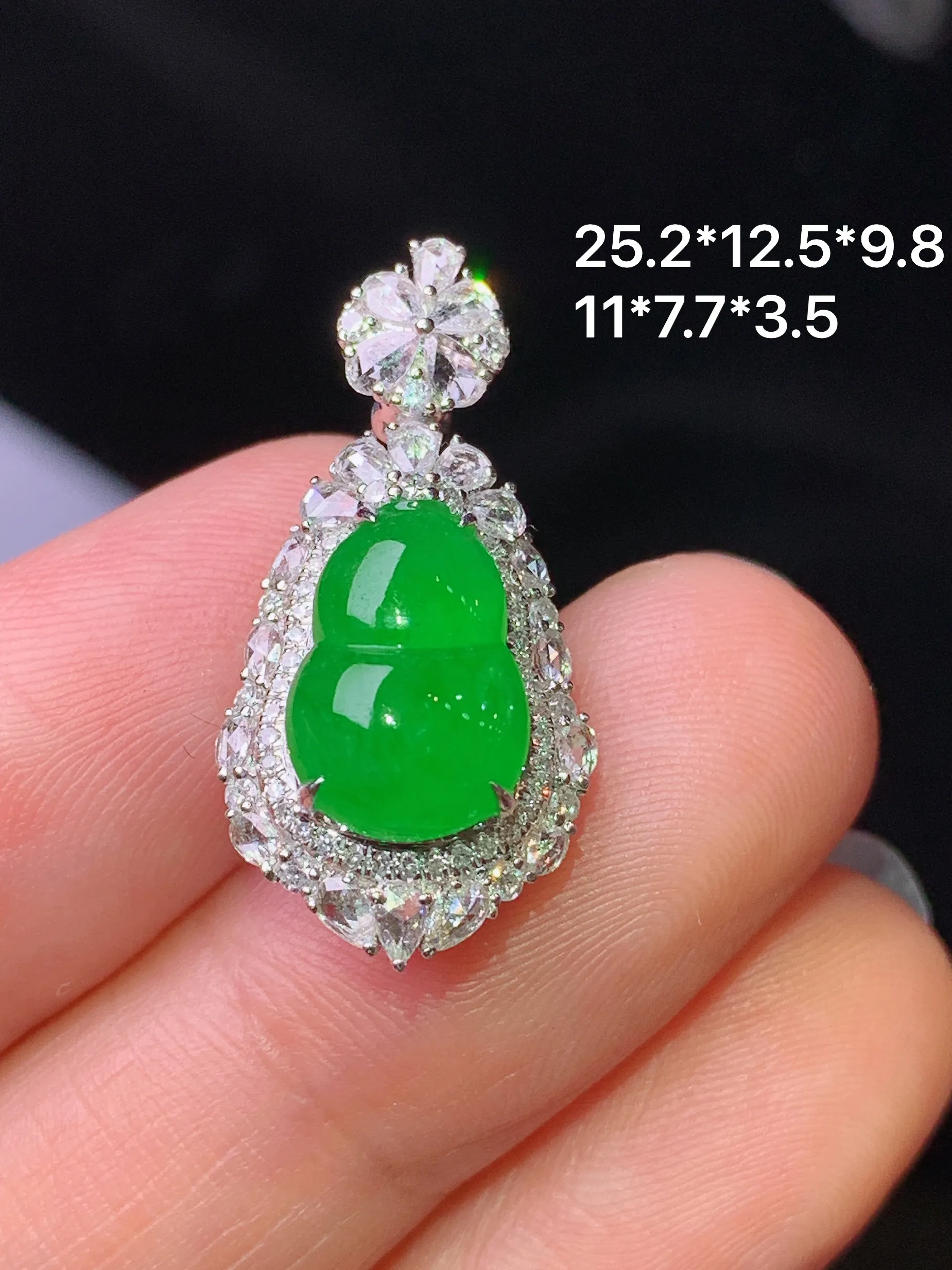 18k金钻镶嵌满绿葫芦吊坠 玉质细腻 色泽清新艳丽 整体尺寸25.2*12.5*9.8