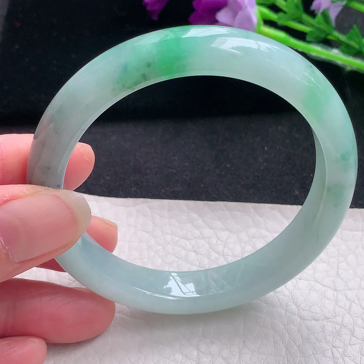 xx自然光56.5*11*8平安镯 翡翠A货飘绿宽边玉手镯玉手环