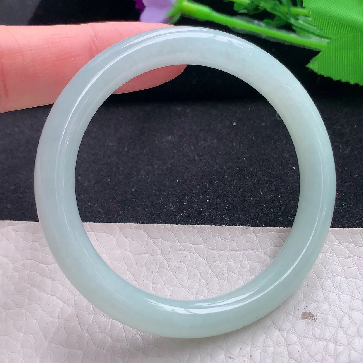 n小圈口52*8美人镯 翡翠A货玉手镯浅绿水润圆条玉手环 叮当镯