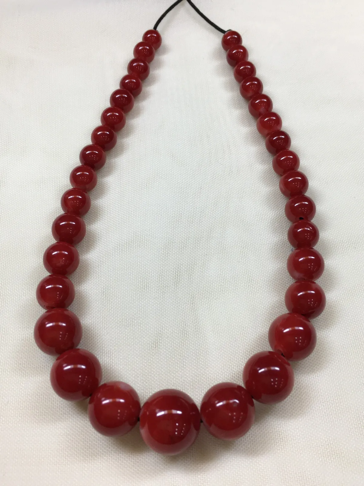 【天然日本阿卡红珊瑚10.3mm圆珠塔链款】难得高瓷度，整条少虫眼少白芯的阿卡圆珠。整条深红颜色，珠