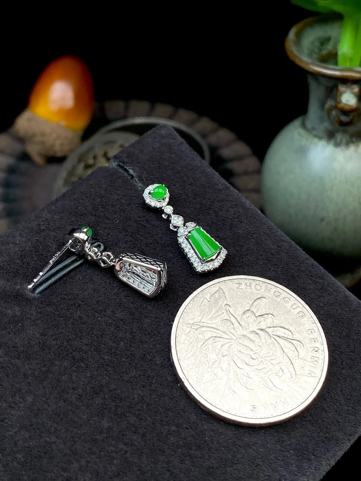 【冰种满绿无事牌耳坠】种水上乘，通透闪亮，晶莹剔透。18K金钻镶嵌，裸石尺寸5.3*3.6*2.6毫米