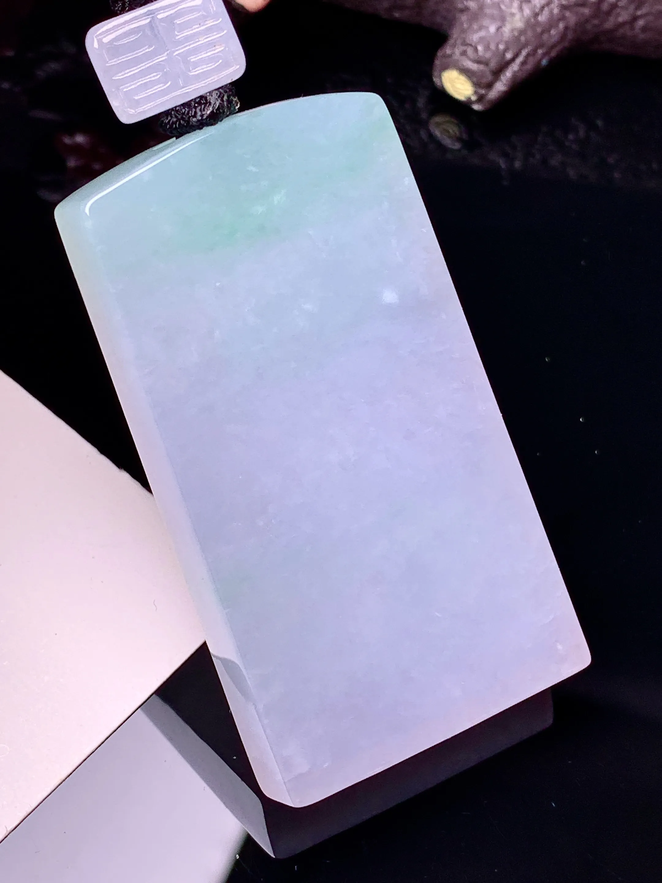 飘绿无事牌吊坠 玉质细腻 色泽清新艳丽 整体尺寸56.3*30.8*8