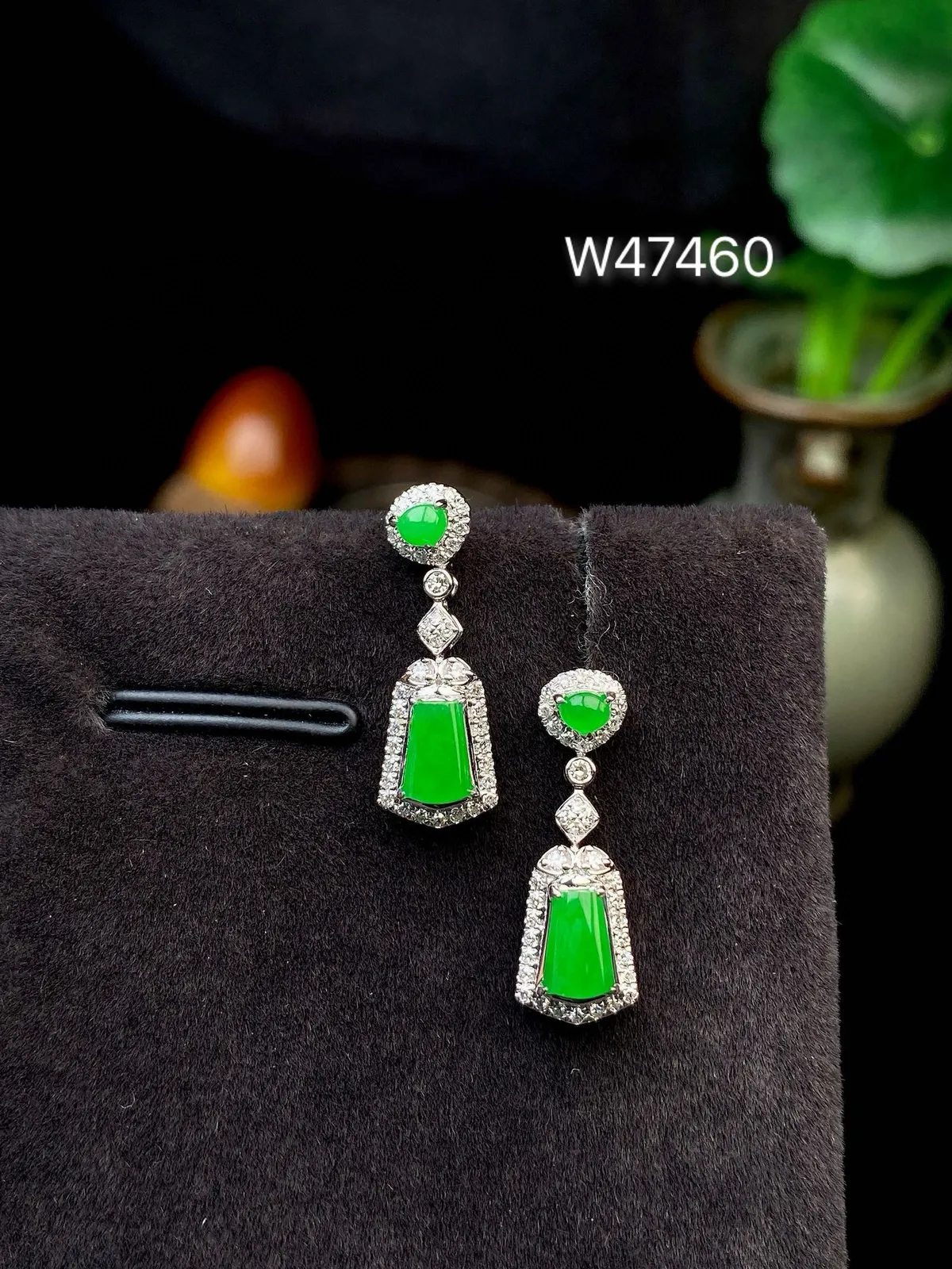 【冰种满绿无事牌耳坠】种水上乘，通透闪亮，晶莹剔透。18K金钻镶嵌，裸石尺寸5.3*3.6*2.6毫