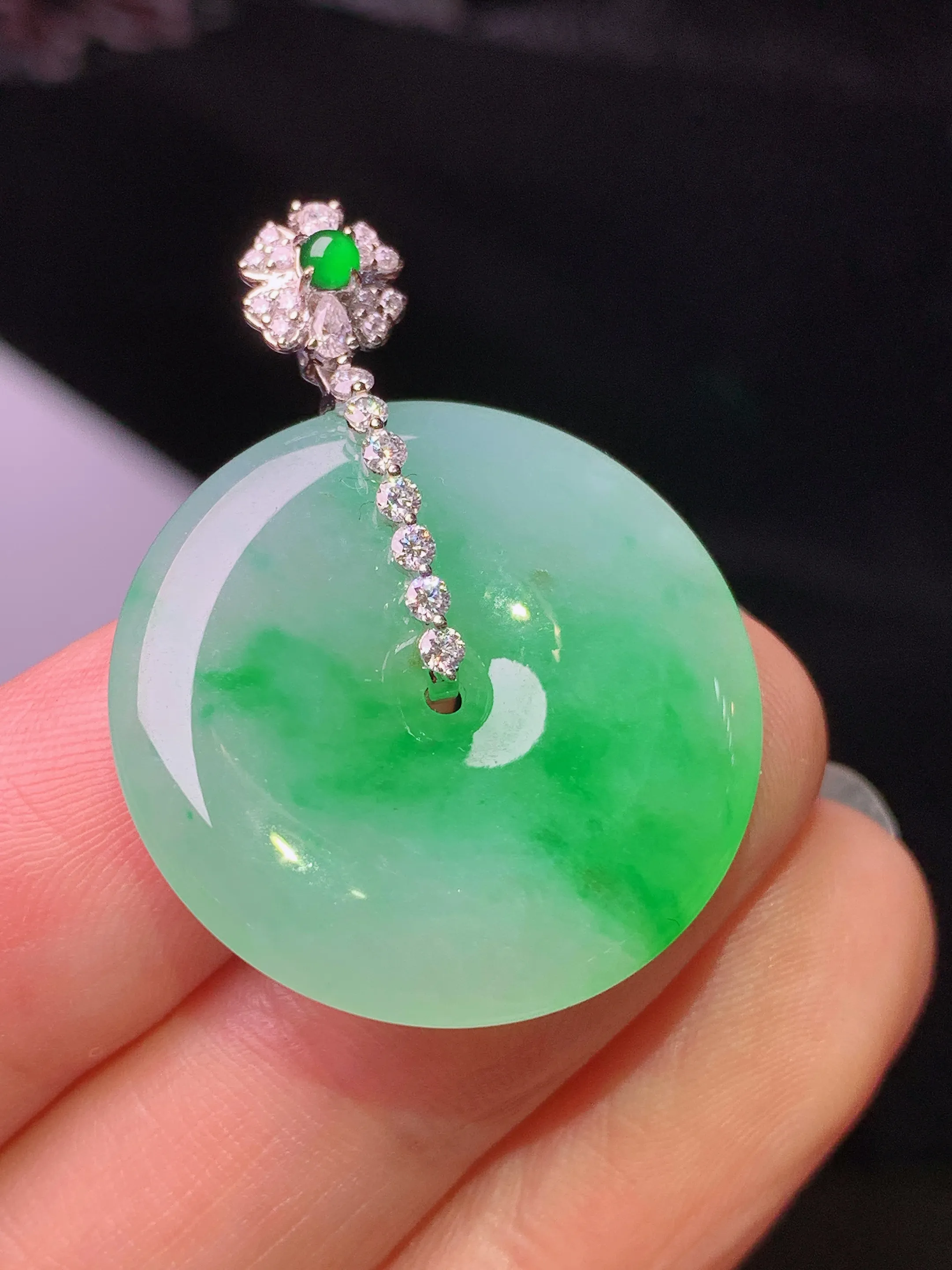 18k金钻镶嵌翠绿平安扣吊坠 玉质细腻 色泽清新艳丽 整体尺寸33.2*24.8*4.3