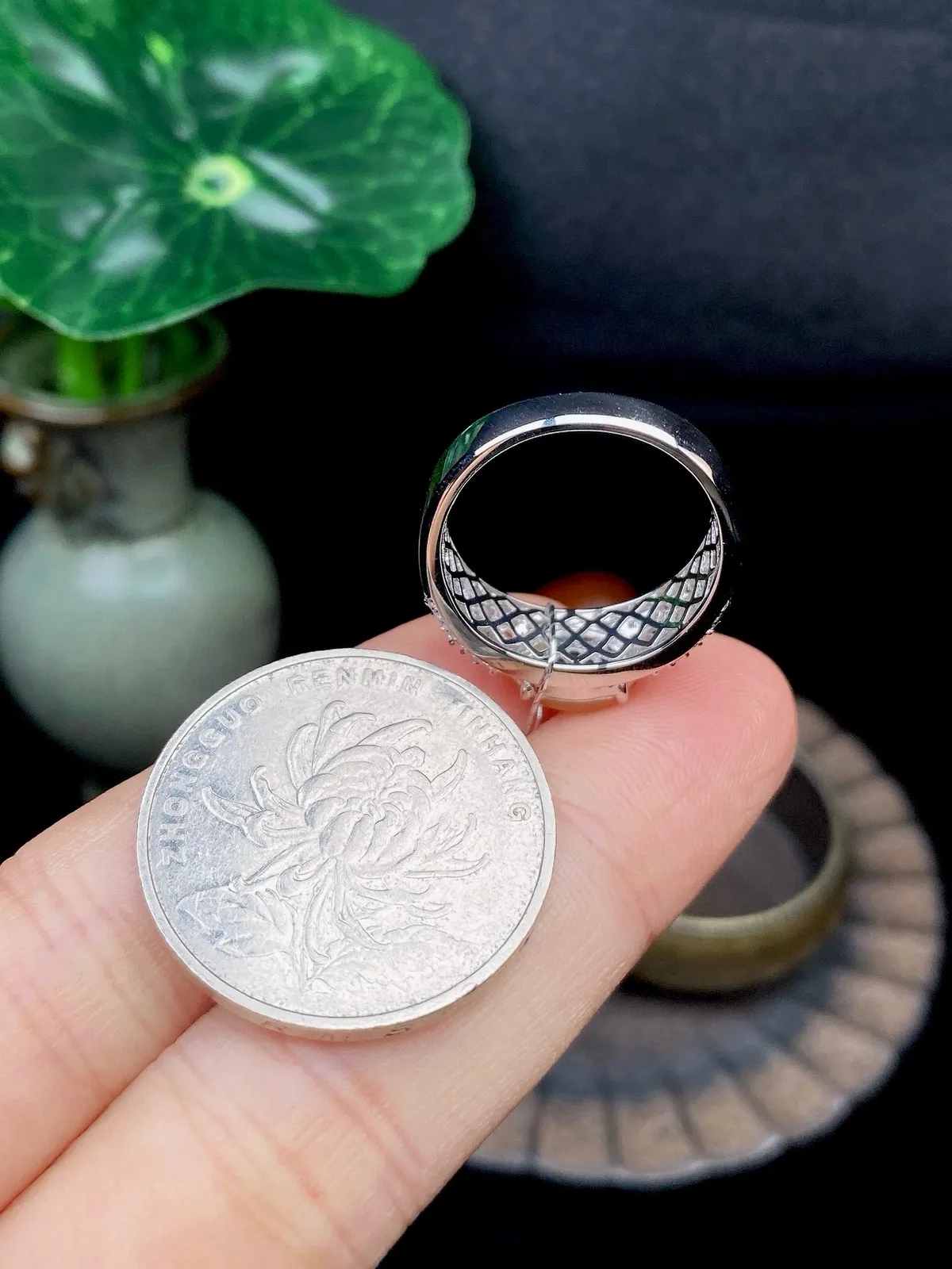 【冰种黄蛋戒指】种水上乘，晶莹剔透，纯净通透，18k金钻精美镶嵌，裸石尺寸6.6*8.6*3.5毫米，圈口可改