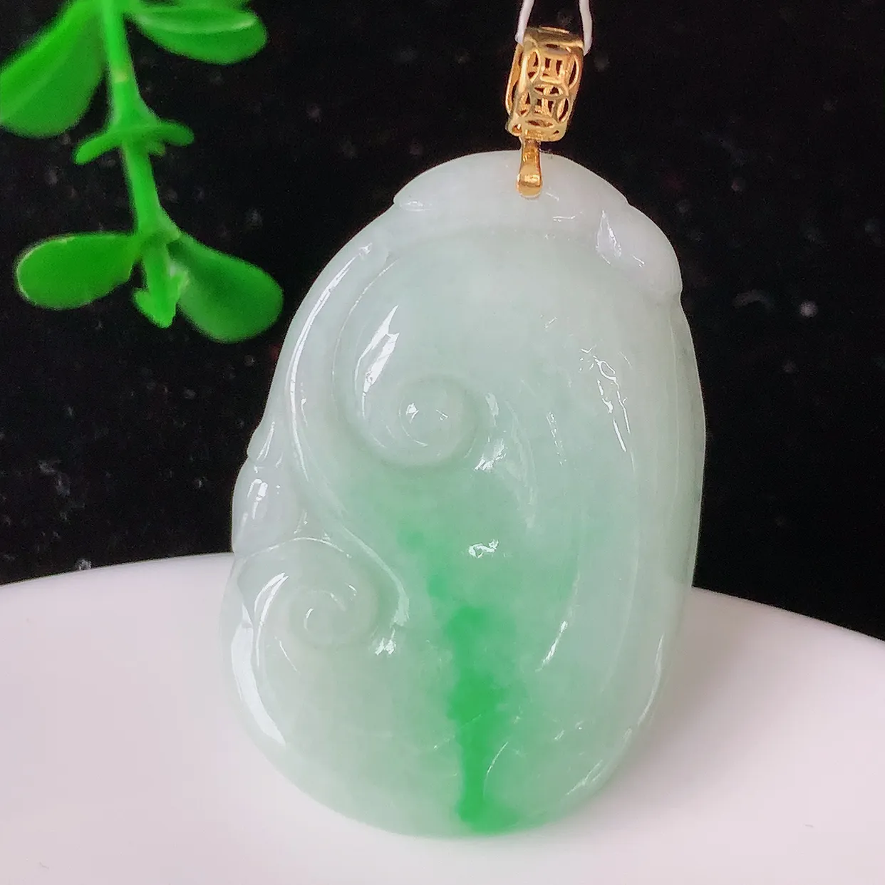 18K金镶嵌水润飘绿翡翠如意吊坠，简单的镶嵌设计、让玉坠百搭又精致，寓意着吉祥，事事如意！#35.20