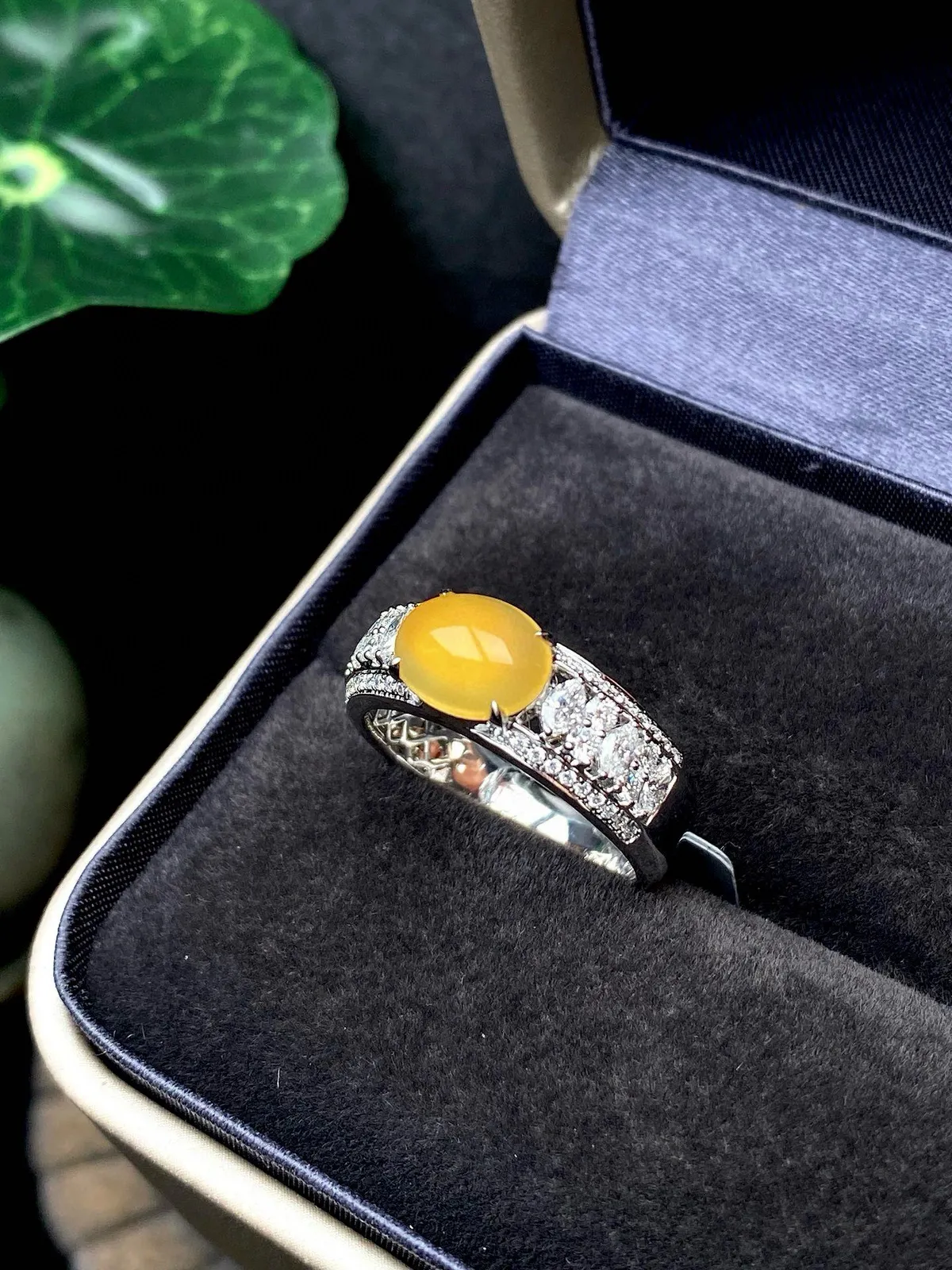 【冰种黄蛋戒指】种水上乘，晶莹剔透，纯净通透，18k金钻精美镶嵌，裸石尺寸6.6*8.6*3.5毫米